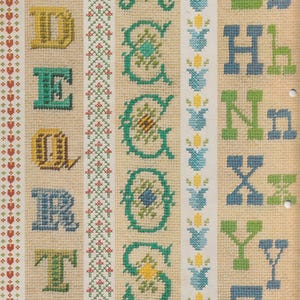 Patrón de punto de cruz del alfabeto en PDF: bordes decorativos y letras monogramadas: gráfico de bordado vintage
