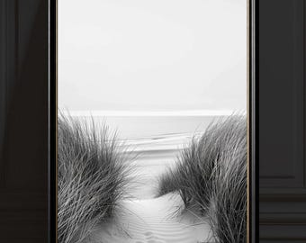 Lámina en blanco y negro de dunas costeras, arte mural con textura de arena y paisaje marino.