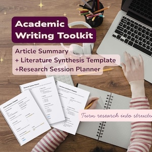 Könnte beinhalten: Eine Draufsicht auf einen Arbeitsplatz mit Laptop, Notizbüchern und gedruckten Vorlagen. Das Bild enthält den Text "Academic Writing Toolkit" und "Turn research into structured writing."