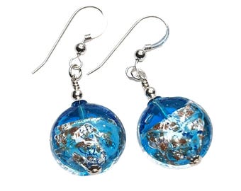 Orecchini pendenti in argento sterling con disco color acquamarina in vetro di Murano