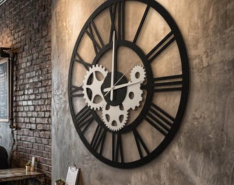 Relógio de parede grande em metal estilo steampunk: decoração industrial com engrenagens e numerais romanos.