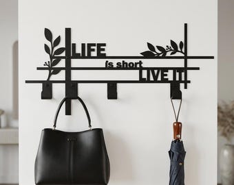Cabide de parede de metal com a frase "A vida é curta, viva-a", organizador moderno para hall de entrada.