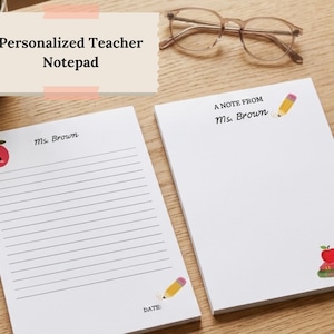 Può includere: Blocco note personalizzato per insegnanti con pagine a righe e una simpatica grafica a forma di mela. Un blocco note riporta la scritta "Ms. Brown" e l'altro "A note from Ms. Brown". Include una matita e una grafica di libro.