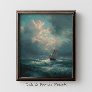 Peut inclure: Une impression encadrée d'une peinture de paysage marin. L'œuvre représente un voilier naviguant sur des vagues agitées de couleur turquoise sous un ciel dramatique rempli de nuages sombres et de rayons de soleil. Le cadre est marron foncé.