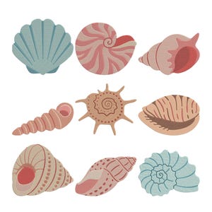 Puede incluir: Una colección de nueve conchas marinas decorativas de varias formas y colores. Las conchas incluyen tonos de azul, rosa, melocotón y beige. Algunas conchas tienen patrones en espiral, otras tienen superficies texturizadas.