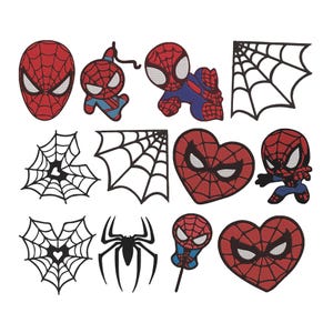 Puede incluir: Un conjunto de doce parches bordados que presentan máscaras de superhéroe rojas y azules, figuras en poses de acción, telarañas negras, una araña negra y diseños en forma de corazón con patrones de red en varios tamaños y formas.