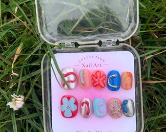 Unghie finte personalizzate, fatte a mano, con un tocco di fantasia, colori e originalità.