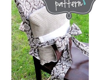 Puede incluir: Una silla marrón con una funda de tela con estampado blanco y marrón. Una almohada beige con ribete blanco está atada a la silla con una cinta con estampado blanco y marrón. El texto "PDF - pattern" está en un cartel gris con un pájaro azul.