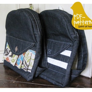 Könnte beinhalten: Zwei Rucksäcke aus Jeansstoff mit kontrastierenden Stoffakzenten. Ein Rucksack hat eine Tasche aus Blumenstoff und der andere hat weiße Streifen. Der Text "PDF-pattern (print at home)" ist im Bild sichtbar.