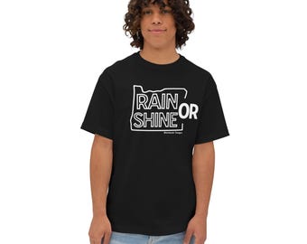 Camiseta de Oregón con el contorno del estado en blanco / Camiseta de Portland para lluvia o sol / Ropa gráfica vintage del noroeste del Pacífico / Algodón grueso unisex