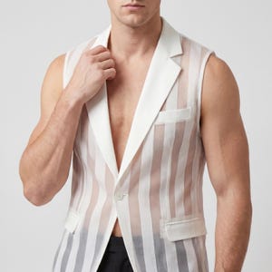 Puede incluir: Chaleco sin mangas a rayas blanco y transparente con solapa de muesca y cierre de un solo botón. El chaleco tiene dos bolsillos delanteros y un corte entallado. Las rayas verticales alternan entre blanco y un material semitransparente.