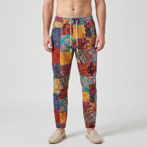 Puede incluir: Pantalones patchwork con cintura con cordón. Los pantalones presentan una variedad de cuadrados estampados coloridos en tonos rojos, naranjas, morados y turquesas. El cordón es blanco con cuentas de colores. Se usan con zapatos beige.
