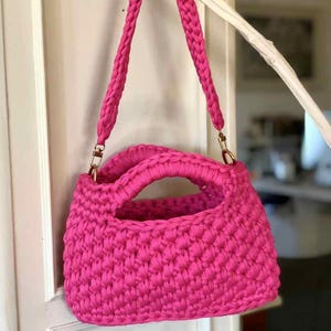 BORSA a mano con tracolla rosa fucsia fatta a mano all'uncinetto pezzo unico di forma rettangolare made in italy