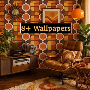 Puede incluir: Una habitación de estilo retro con papel pintado naranja y marrón, un sillón de cuero marrón y una mesa auxiliar de madera. La habitación cuenta con un reloj vintage, un cuadro enmarcado y una alfombra de pelo largo. Se muestra el texto "8+ Wallpapers".