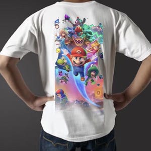Puede incluir: Camiseta blanca con un gr&aacute;fico colorido de Mario y otros personajes de la serie de videojuegos Super Mario. El dise&ntilde;o incluye a Mario, Bowser, la Princesa Peach y varios otros personajes en una escena din&aacute;mica y llena de acci&oacute;n.
