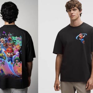 Puede incluir: Camisetas negras con gr&aacute;ficos de Mario. Una camiseta tiene un gr&aacute;fico grande en la espalda con Mario, Bowser y otros personajes. La otra camiseta tiene un gr&aacute;fico de Mario m&aacute;s peque&ntilde;o en la parte delantera.