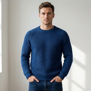 Puede incluir: Una taza de cerámica blanca con asa negra y el texto "But First, Coffee" en negro, con un estilo de escritura a mano. La taza está sobre una superficie blanca.