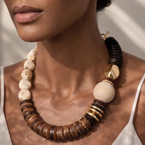Collier Bohème Chic Imposant - Perles Artisanales et Bois Nuances Chaudes - Bijou Organique Vintage -  Bold Statement Necklace  Cadeau Femme