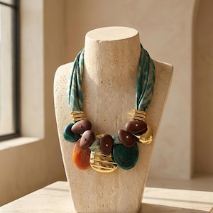 Collana a bavaglino in tessuto spesso | Collana boho di tendenza con dettagli in resina e oro | Gioielli etnici fatti a mano per donna | Regalo unico