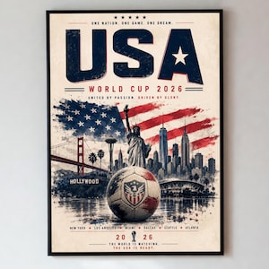 Pode incluir: Um poster emoldurado com um design vintage que promove a Copa do Mundo da FIFA 2026 nos EUA. O poster apresenta a palavra "USA" em letras azuis grandes, uma bola de futebol, a Estátua da Liberdade e a bandeira americana.