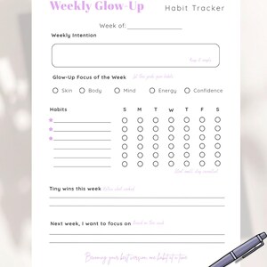 Puede incluir: Un rastreador de hábitos imprimible blanco con el texto "Weekly Glow-Up" en lavanda. El rastreador incluye secciones para intenciones semanales, áreas de enfoque y seguimiento de hábitos. Un bolígrafo descansa en la esquina inferior derecha.