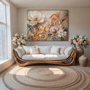 Puede incluir: Un salón con una gran pintura floral sobre un sofá de madera con cojines blancos. Dos jarrones con flores rosas y blancas flanquean el sofá. Una alfombra redonda y tejida está en el suelo y una ventana es visible a la izquierda.