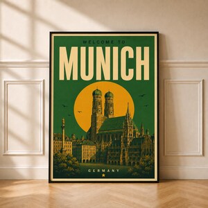 Puede incluir: Un póster de viaje vertical con el texto WELCOME TO MUNICH en la parte superior y GERMANY en la inferior. El diseño muestra la catedral Frauenkirche en verde oscuro sobre un gran sol amarillo, en un fondo verde intenso.