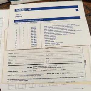 Puede incluir: Un documento de lista de empaque Apple III Pascal blanco que presenta una tabla de trece art&iacute;culos, incluyendo manuales y disquetes, con un formulario de informe de usuario debajo. El documento incluye el logotipo de Apple y n&uacute;meros de parte.