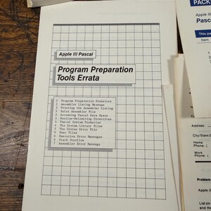 Puede incluir: Un documento blanco titulado Apple III Pascal Program Preparation Tools Errata con un fondo de cuadr&iacute;cula negra. El texto enumera varios temas t&eacute;cnicos, incluidos Program Preparation Diskettes, Assembler Listing Message y Assembler Error Message.