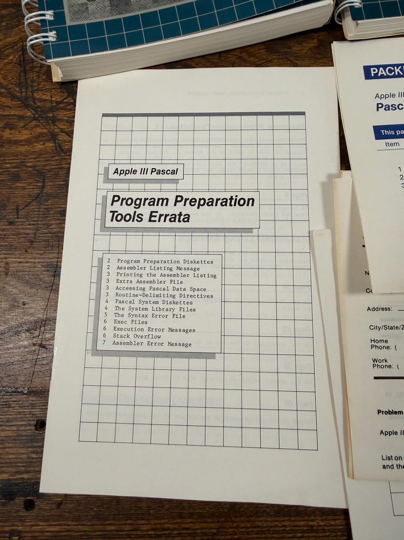 Puede incluir: Un documento blanco titulado Apple III Pascal Program Preparation Tools Errata con un fondo de cuadr&iacute;cula negra. El texto enumera varios temas t&eacute;cnicos, incluidos Program Preparation Diskettes, Assembler Listing Message y Assembler Error Message.