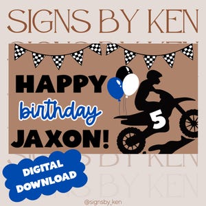 Puede incluir: Un letrero de cumpleaños de descarga digital con un tema de motocross. El letrero incluye el texto "HAPPY birthday JAXON!" en negro y azul, una silueta de un piloto de motocross, globos y pancartas de banderas a cuadros. Un gráfico azul en forma de nube dice "DESCARGA DIGITAL".