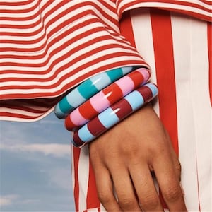 Randigt akrylarmband | Grovt armband i färgblock | Modernt statement-armband | Staplade godisfärgade smycken | Retro armband med godis