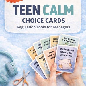 Op de afbeelding: Een set "Teen Calm Choice Cards" voor tieners, met copingstrategieën. De kaarten worden in handen gehouden, met een schaar en een koptelefoon op de achtergrond. De kaarten bevatten prompts voor emotionele regulatie.