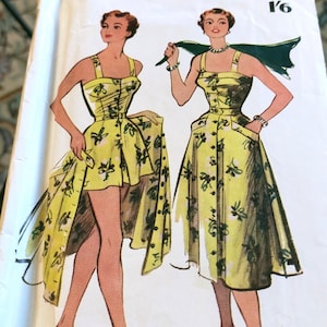 Puede incluir: Patrón de costura vintage con ilustraciones de dos mujeres con vestidos amarillos con estampados florales negros. El patrón está etiquetado como "Veldons Pattern" y "So-Easy 343". Los vestidos tienen botones frontales y bolsillos, uno con un dobladillo asimétrico.