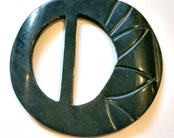 zeldzame art-deco celluloid donkergroene gesp met bloeminkjes 2 5/8" diameter
