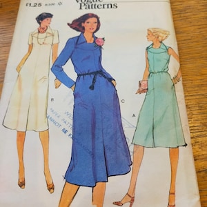Könnte beinhalten: Vintage Vogue Patterns Schnittmuster. Das Schnittmuster zeigt drei Kleiderdesigns. Die Brustweite beträgt 87 cm (34"). Das Schnittmuster ist mit "Very Easy Vogue Patterns" gekennzeichnet. Das Bild zeigt Illustrationen der Kleiderdesigns.