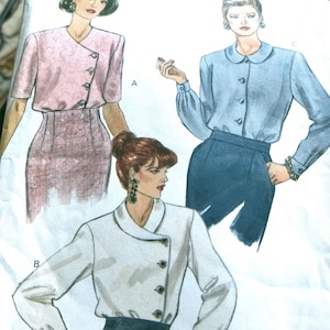 Könnte beinhalten: Ein Vintage-Schnittmuster mit dem Titel "Very Vogue" mit Illustrationen von drei verschiedenen Blusen. Die Blusen sind in Rosa, Blau und Weiß gehalten, mit Knopfdetails und verschiedenen Ärmelstilen. Das Muster enthält ein Rockdesign.