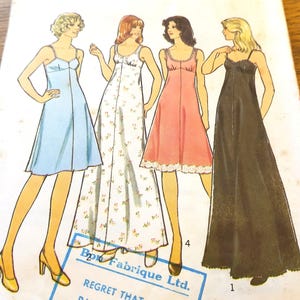 Può includere: Illustrazione di quattro abiti vintage. Gli abiti sono in vari colori: azzurro, bianco con stampa floreale, rosa e nero. Ogni abito ha un design diverso, tra cui spalline sottili e bordi in pizzo. Immagine da un modello vintage.