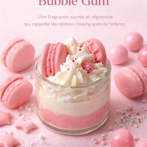 Peut inclure: Bougie parfumée rose et blanche dans un pot en verre, décorée de macarons roses, de bonbons en forme d'étoiles et de vermicelles. La bougie est étiquetée "Bougie Gourmande Bubble Gum" et "Nancy Candle House".