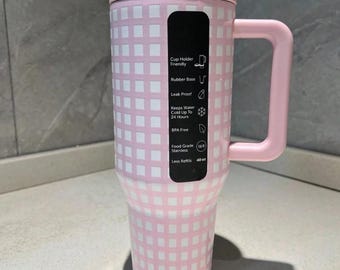 Vaso HydroJug de 40 oz con grabado personalizado y estampado de cuadros rosas.
