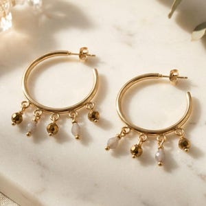 Boucles d’oreilles créoles acier inoxydable doré – perles grises facettées – créoles pampilles – bijou bohème chic – pièce unique