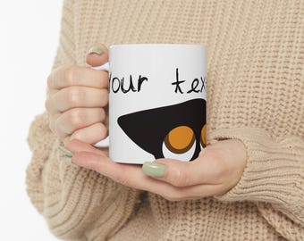 黄色い目の猫の顔のマグカップ | 手描き風の陶器製ドリンクウェア