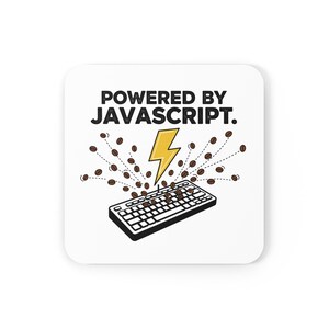 Könnte beinhalten: Weißer quadratischer Untersetzer mit dem Text "POWERED BY JAVASCRIPT." Ein gelber Blitz befindet sich über einer schwarzen Tastatur, wobei Kaffeebohnen nach außen strahlen. Ein lustiges Design zum Thema Technik.