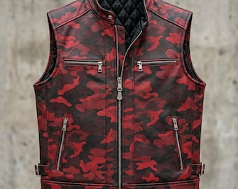 Puede incluir: Un chaleco de cuero con estampado de camuflaje rojo y negro con forro negro acolchado. El chaleco tiene cuello alto, cremallera completa y múltiples bolsillos con cremallera. El chaleco tiene cremalleras y hebillas plateadas.