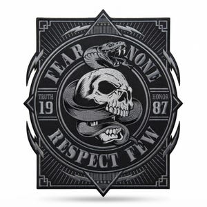 Puede incluir: Un parche bordado rectangular en negro y gris que presenta un cráneo central entrelazado por una serpiente. El texto FEAR NONE y RESPECT FEW rodea el centro, con TRUTH 19 y HONOR 87 a los lados. El diseño incluye detalles de rayos.
