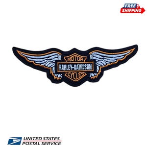 Op de afbeelding: Een zwarte Harley-Davidson patch met een gevleugeld ontwerp. De patch heeft het Harley-Davidson logo in oranje en wit, met lichtblauwe vleugels en oranje afwerking. Geborduurd.