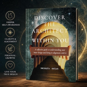 Op de afbeelding: Een hardcover boek getiteld "Discover the Architect Within You" met een reflecterende gids om je innerlijke design te begrijpen. De cover toont een gestileerde illustratie van een hoofd met een architectonisch ontwerp binnenin. Het boek ligt op een houten oppervlak.