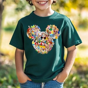Puede incluir: Una camiseta verde oscuro con un dise&ntilde;o de cabeza de Mickey Mouse compuesto por varios personajes de dibujos animados. El dise&ntilde;o es colorido y detallado, con personajes como Mickey Mouse y el Pato Donald. La camiseta la lleva un ni&ntilde;o.