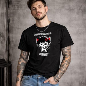 Puede incluir: Camiseta negra con un gato de dibujos animados enfadado y el texto "I HATE EVERYTHING BUT I OVERTHINK TOO MUCH". El gato tiene pelo negro y detalles rojos. La camiseta es de cuello redondo.