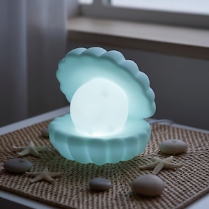 Puede incluir: Un juego de tres tazas de cerámica con un acabado moteado y mate. Las tazas son de color crema, marrón claro y marrón oscuro. Cada taza tiene un diseño simple y minimalista.